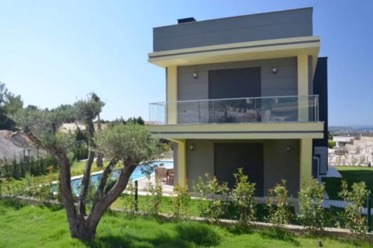 Urla’da Site İçinde Satılık Müstakil 4+2 Villa Deri Group Gayrimenkul